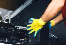 طريقة استبدال بطارية السيارة.