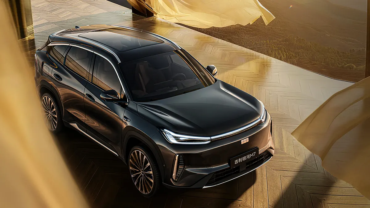 جيلي تُطلق جلاكسي M1 الهجينة رسميًا.