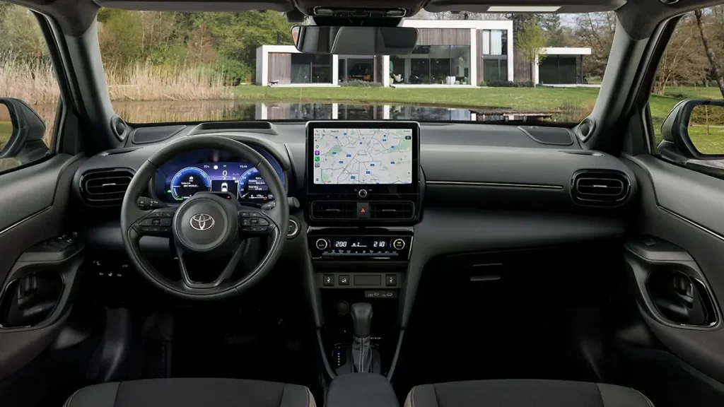 المقصورة الداخلية لطراز تويوتا ياريس كروس 2027.