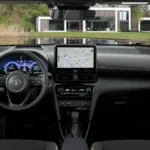 المقصورة الداخلية لطراز تويوتا ياريس كروس 2027.