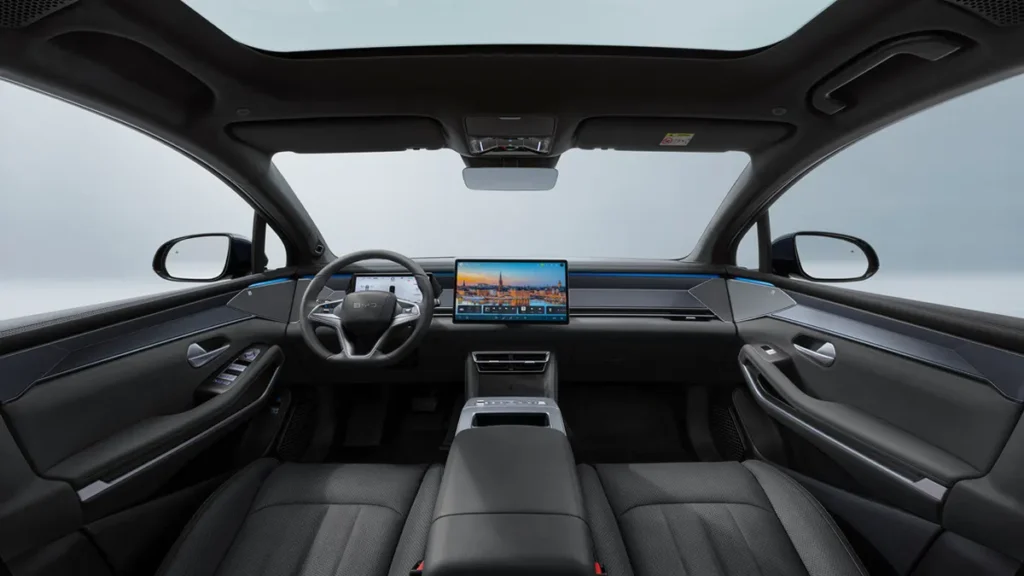 مقصورة BYD Atto 8 الجديدة في مصر.