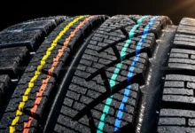 خطوط ملونة على مداس إطار سيارة جديد
