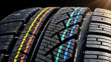 خطوط ملونة على مداس إطار سيارة جديد